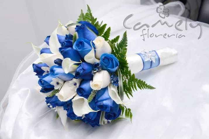 Ramo de rosas azules