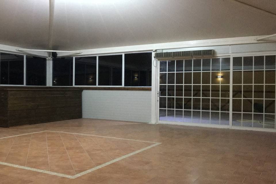 Sala de 100 m2 más terraza