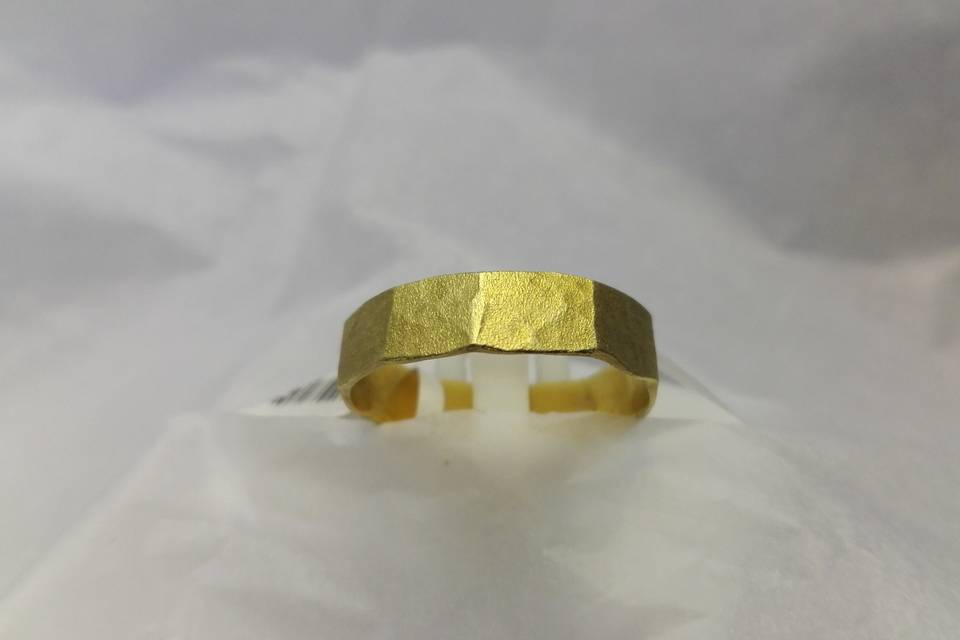 Anillo de oro