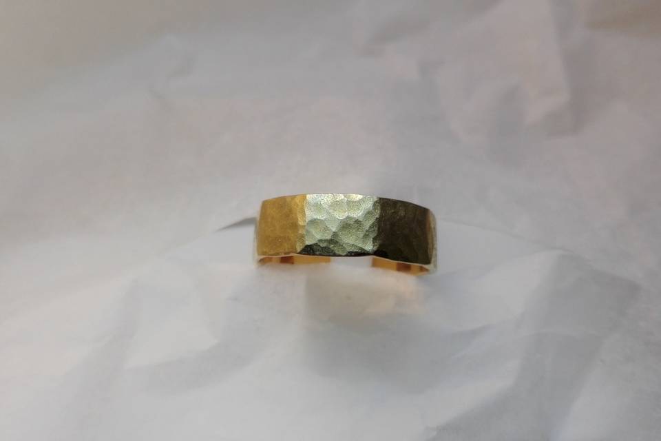 Anillo de oro