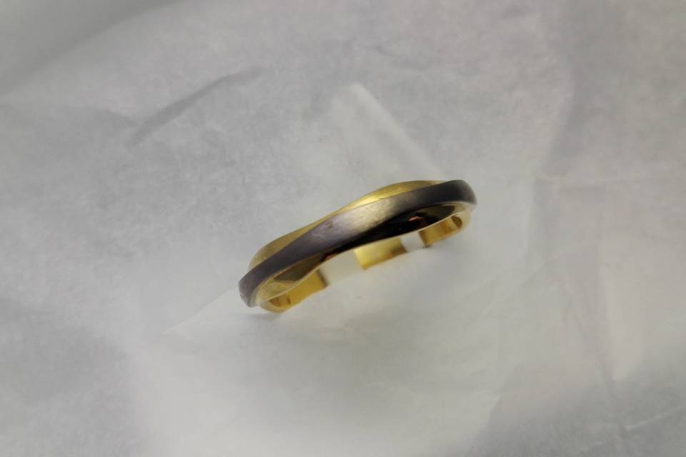 Anillo de oro bicolor