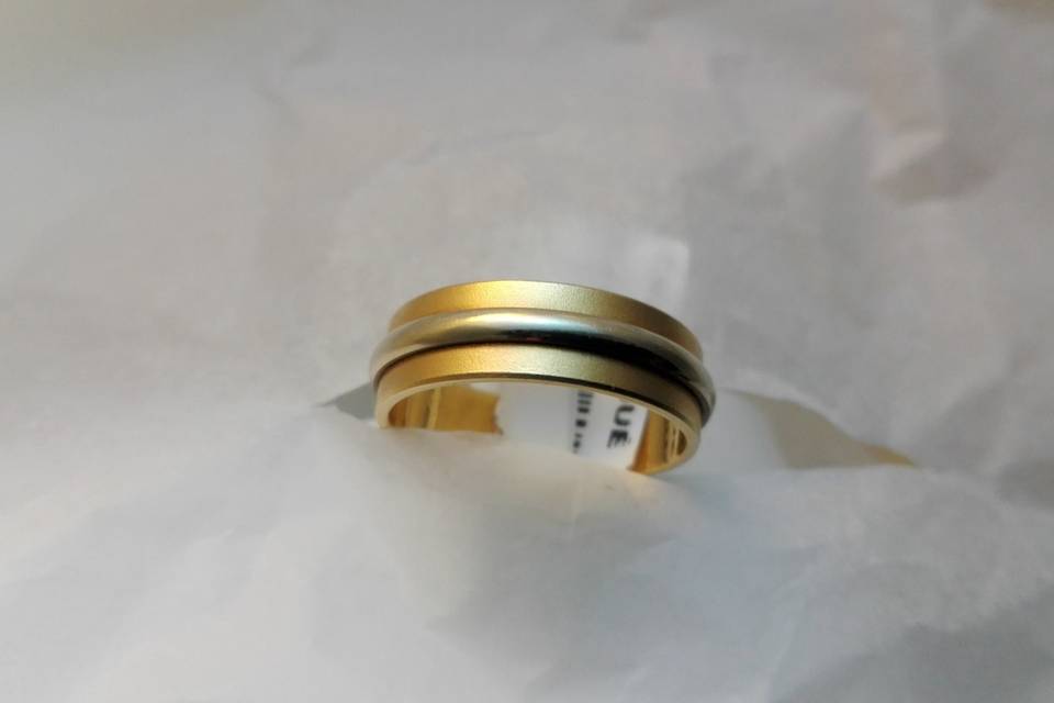 Anillo de oro bicolor