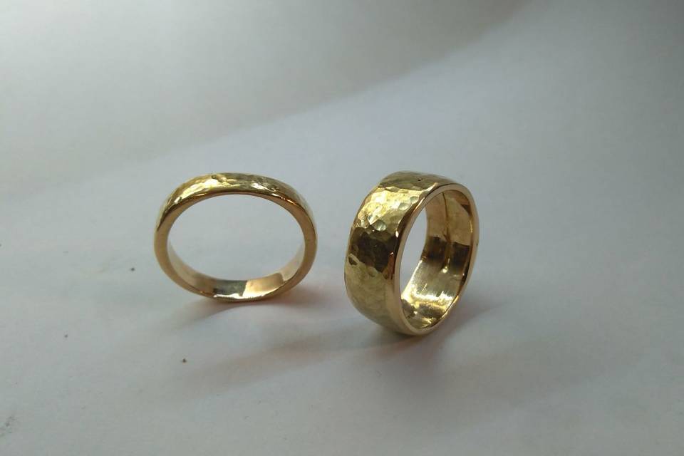 Anillos de oro amarillo con textura