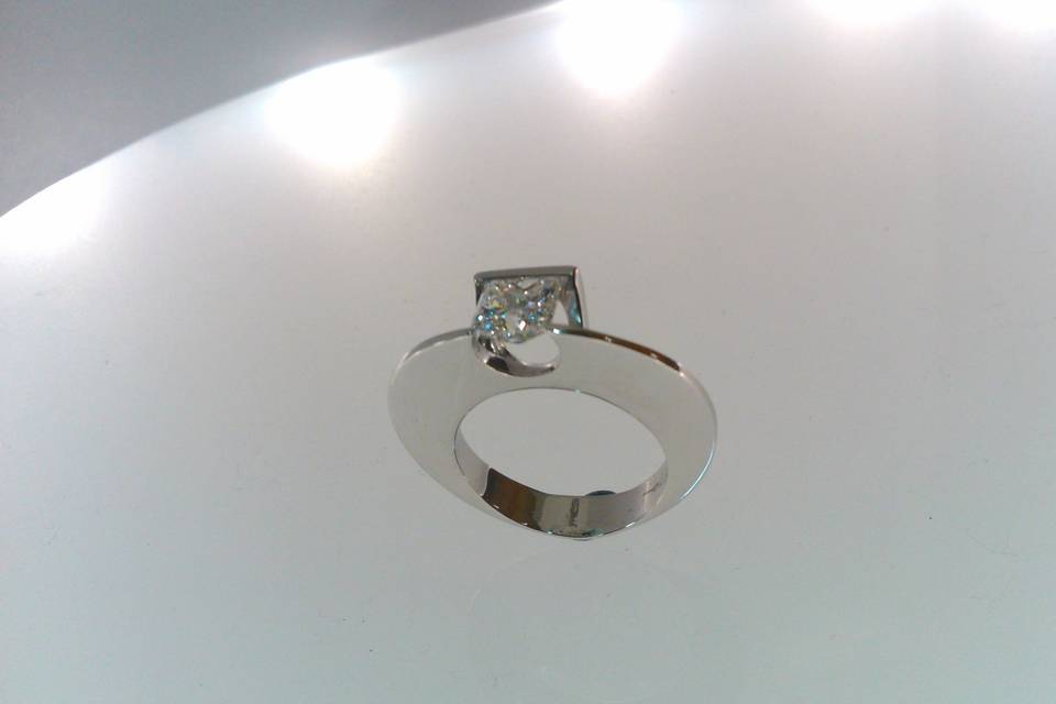 Anillo de oro blanco y brillante