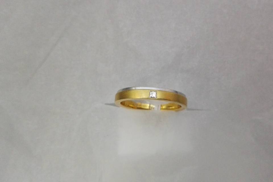 Anillo de oro bicolor