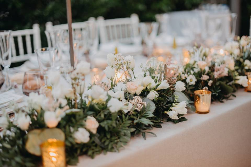 Detalle de mesa estilo romántico