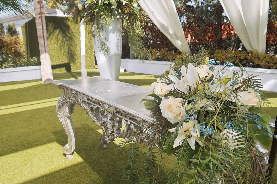 Mesa y decoración floral
