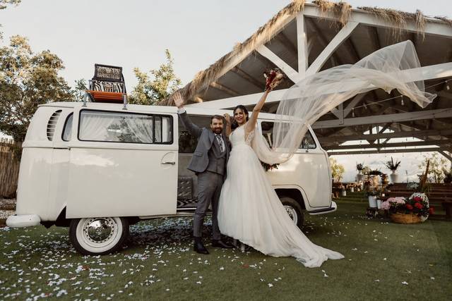 Novios celebrando boda