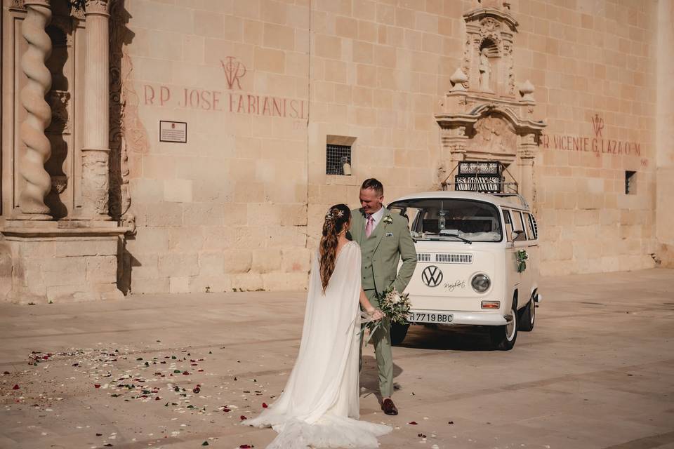 Furgo y catedral novios