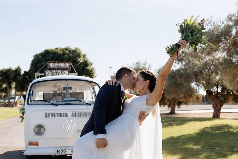 Beso boda furgo sesión de foto