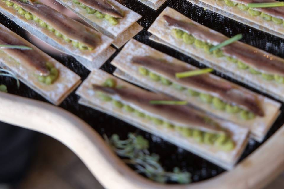 TOSTA DE ANCHOA CON AGUACATE