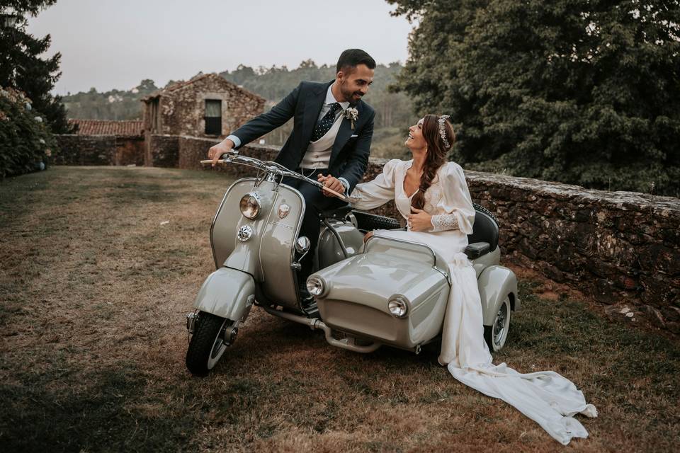 Novios en sidecar