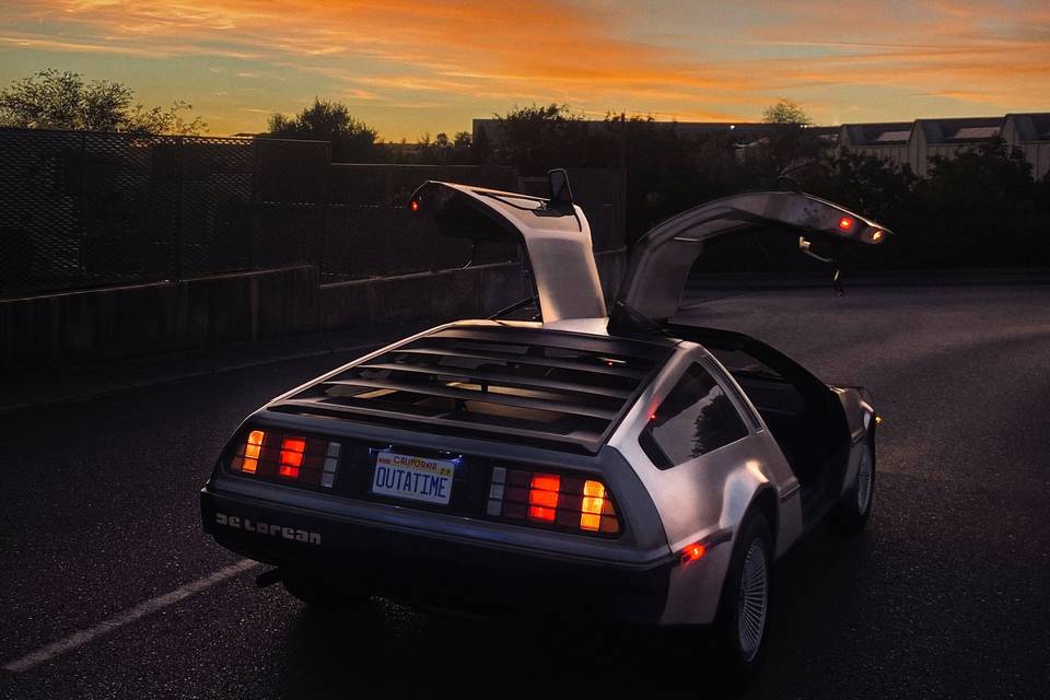 DeLorean atardecer