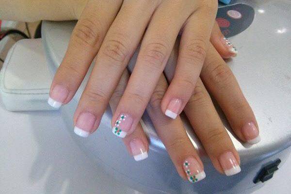 Manicura con flores