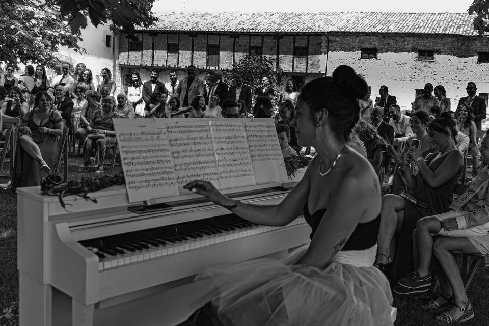 Era una mujer sentada al piano