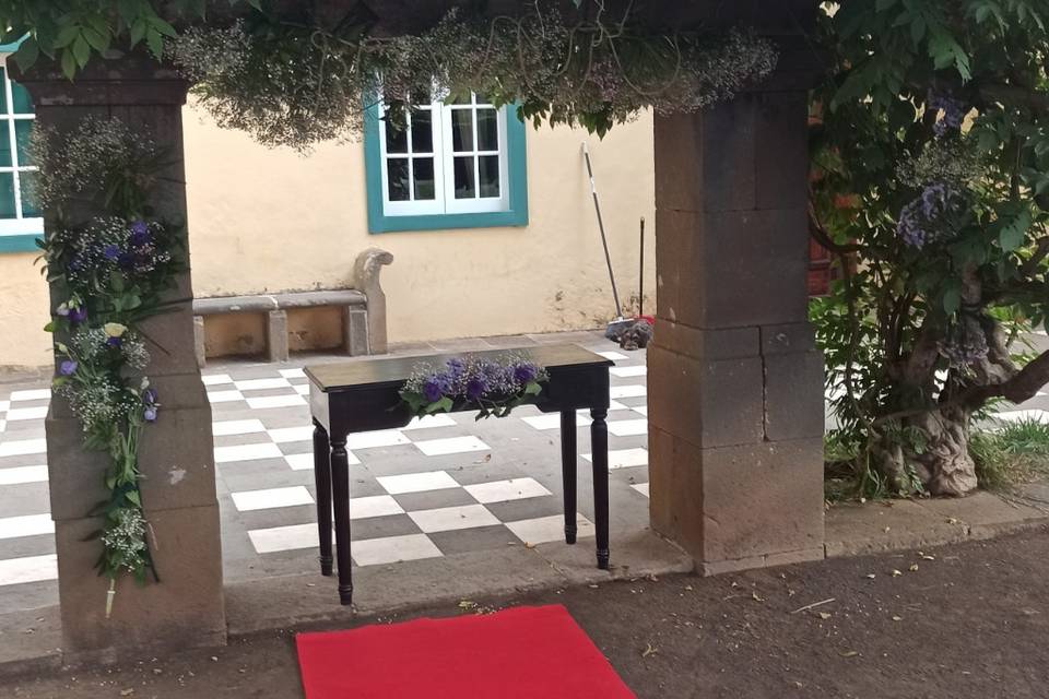 Alfombra y arco decorado