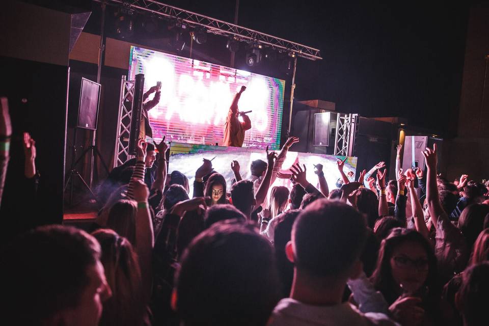 Dj con podium led