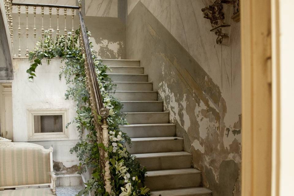 Decoración floral en escalera