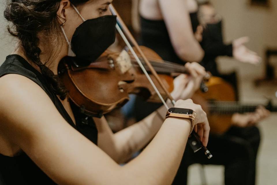 Trío: guitarra, voz y violín