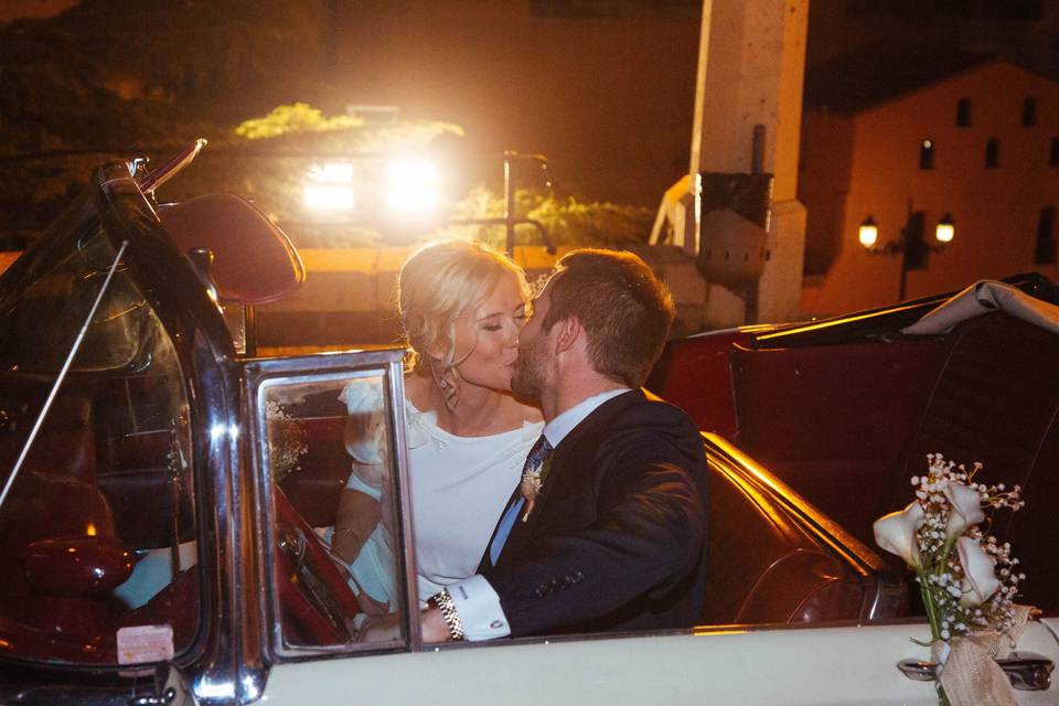 Novios besándose en el coche