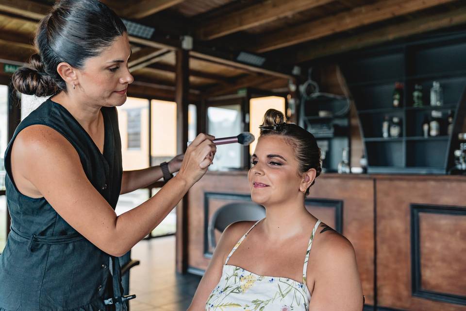 Proceso de maquillaje de novia