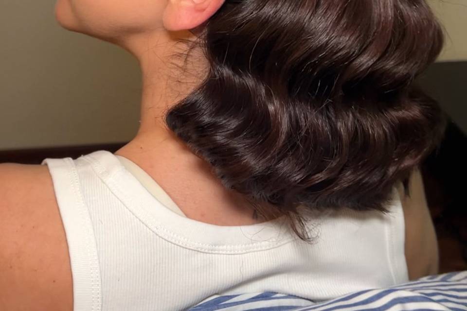 Ondas Glam en cabello corto