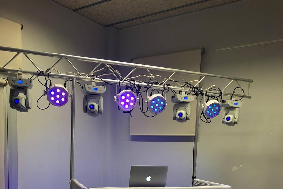 Cabina DJ y equipo de luces