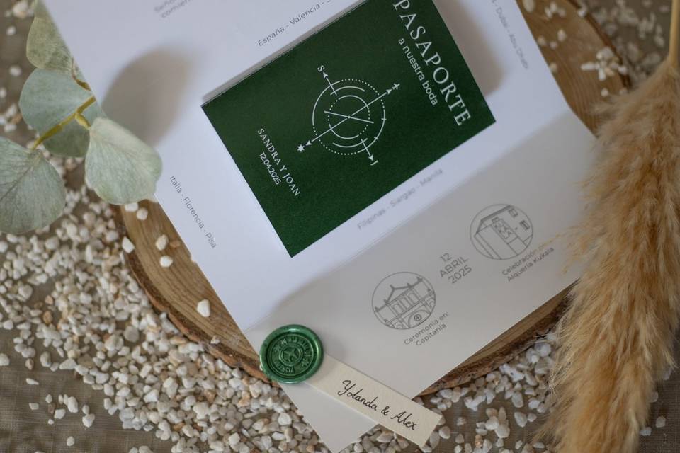 Interior sobre con pasaporte