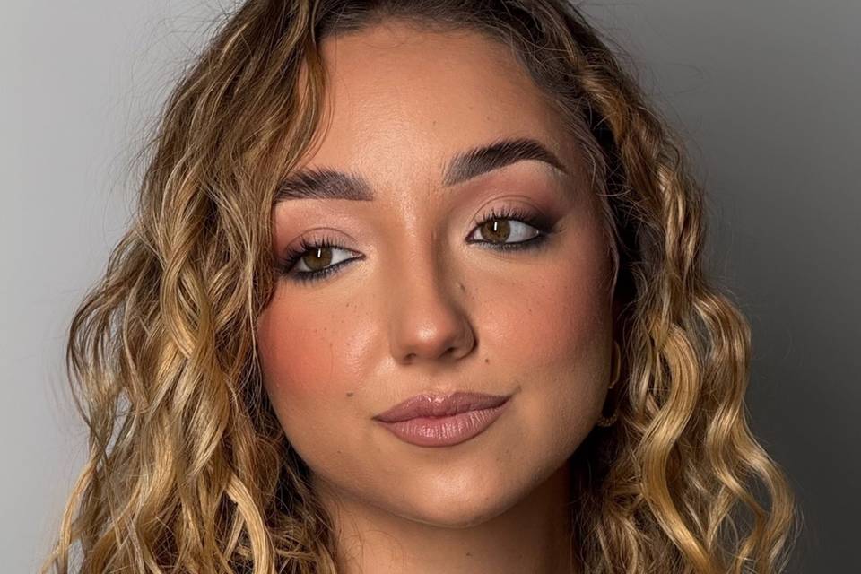 Perla Dago Makeup