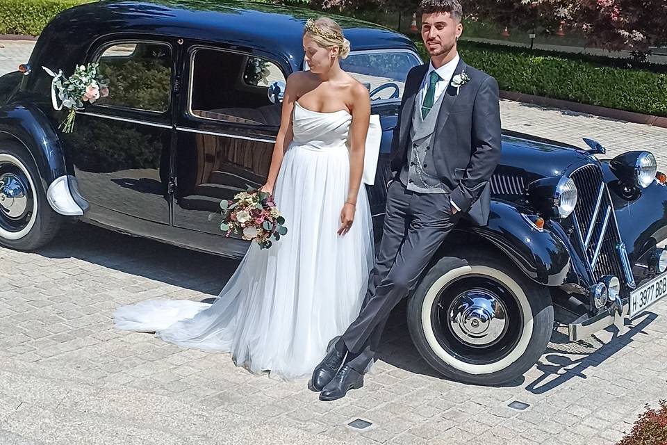 Novios en el coche