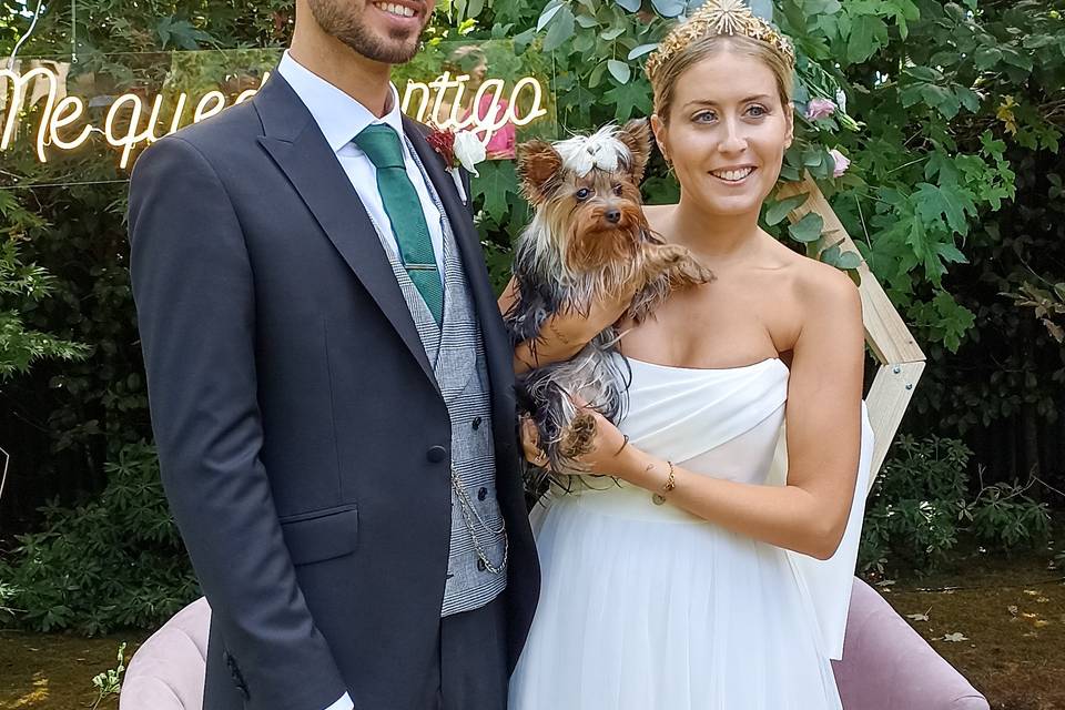 Novios con su perrita