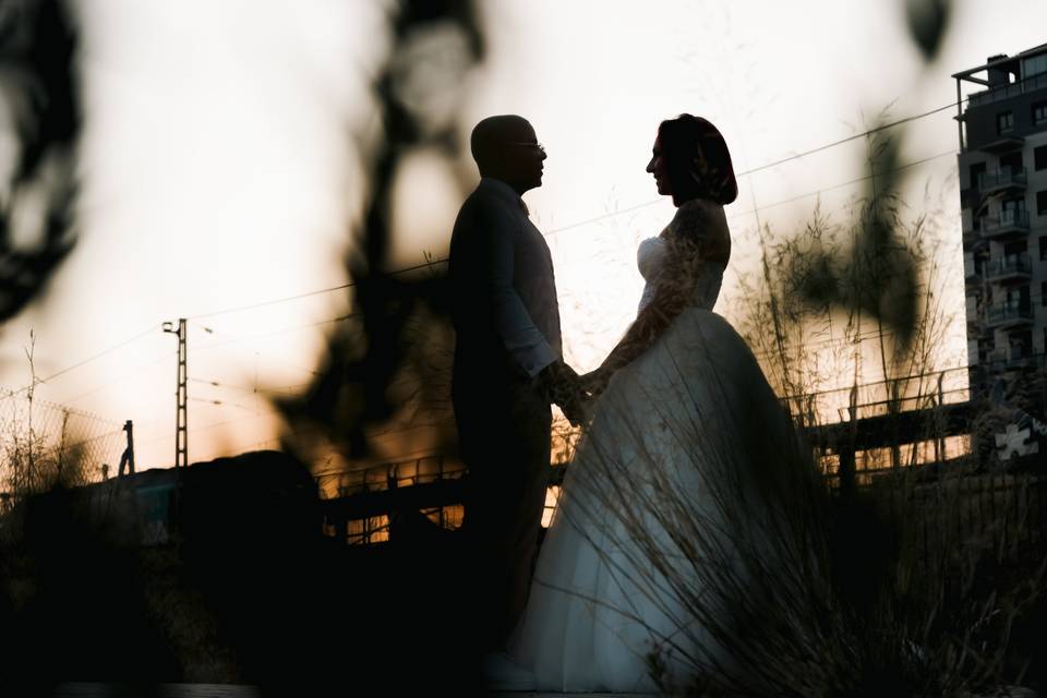 Contraluz de pareja de novios