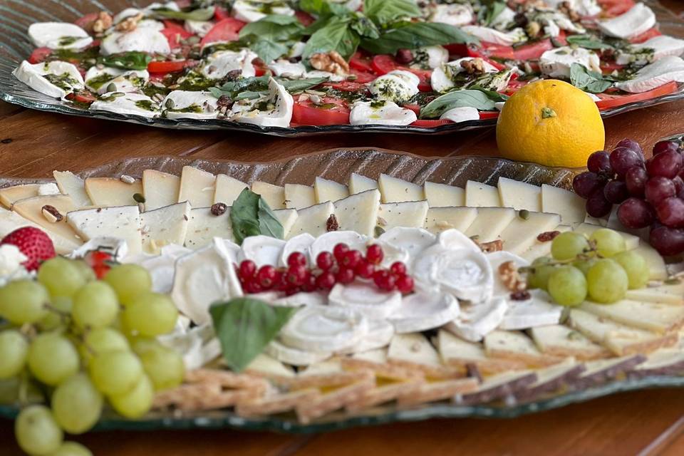 Mesa de quesos y ensaladas