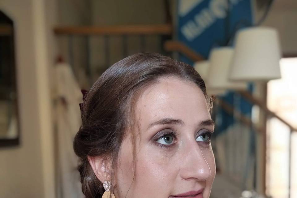 Maquillaje y recogido para invitada