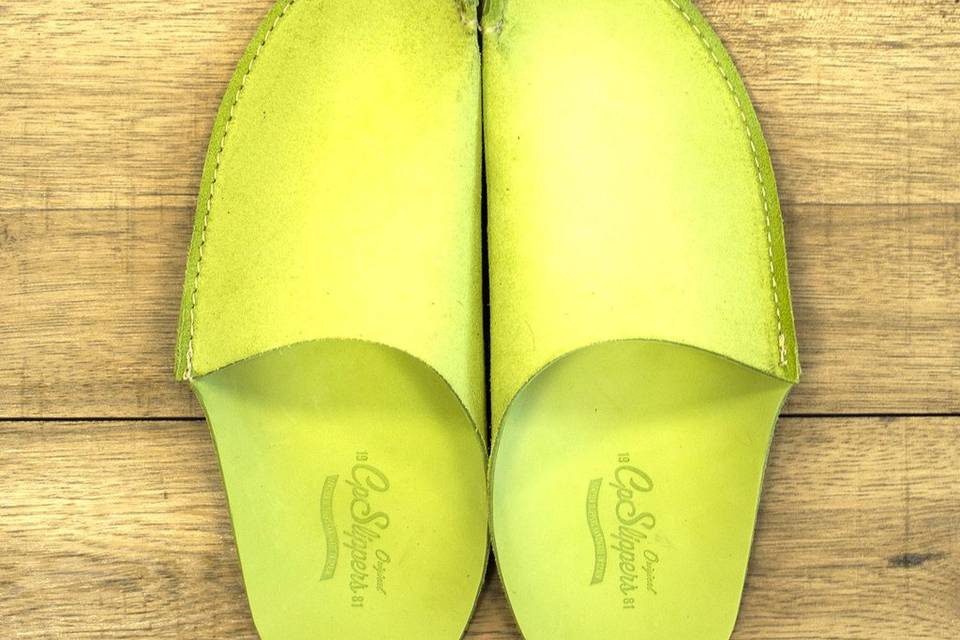 Slippers de piel verde