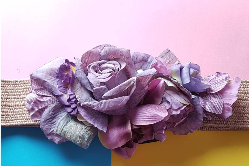 Cinturón de flores lilas