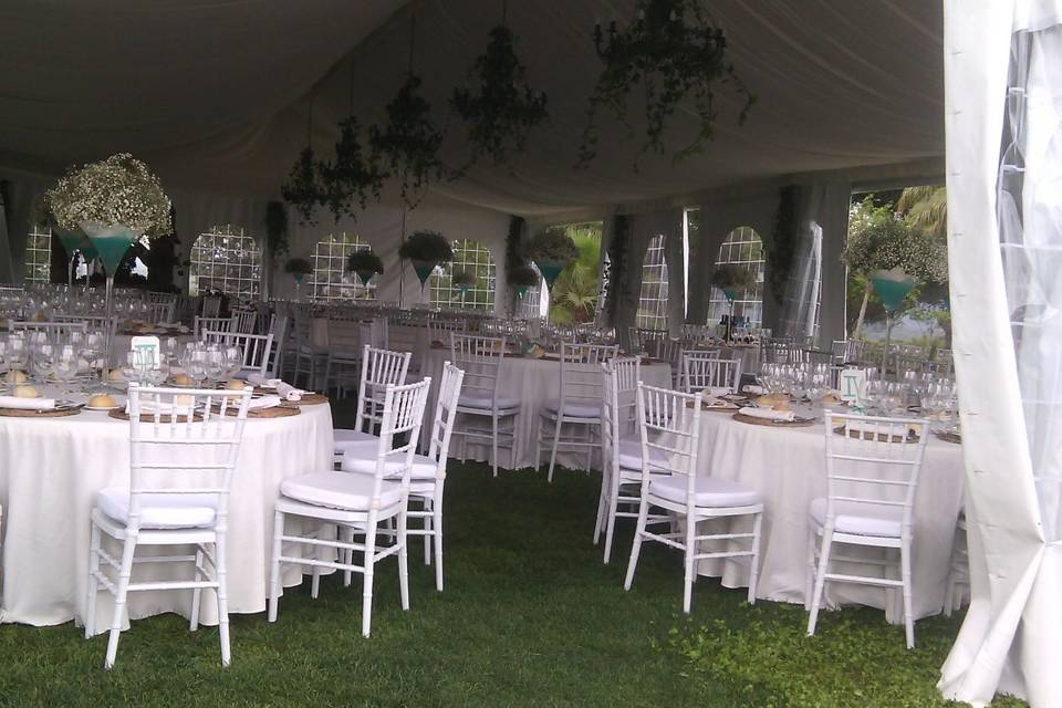 Evento en exterior con carpa