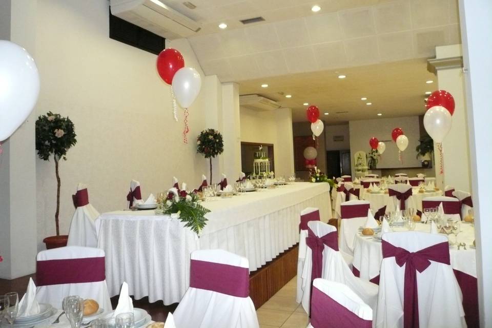 Banquete con centros florales y globos