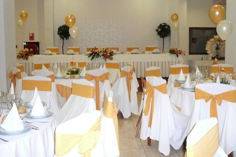 Banquete con centros florales y globos