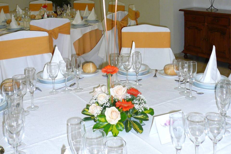 Banquete con centros florales y globos