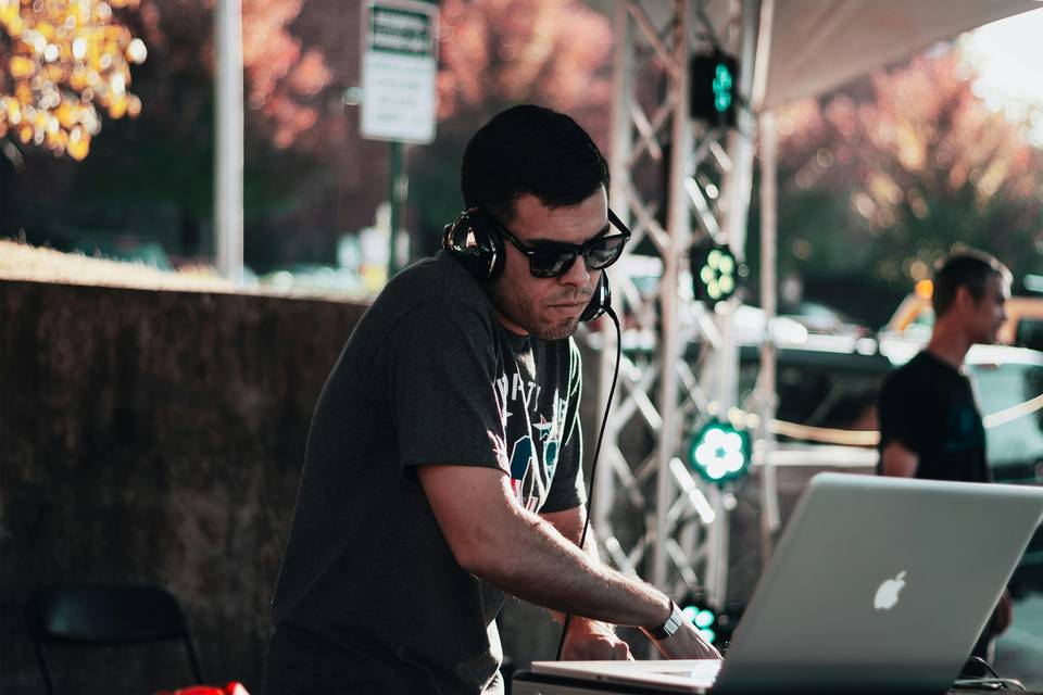 Luces, sonido y Dj's!