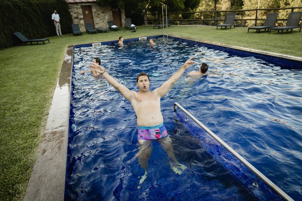 En remojo en la piscina