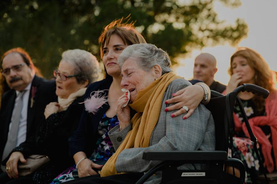 Abuela emocionada