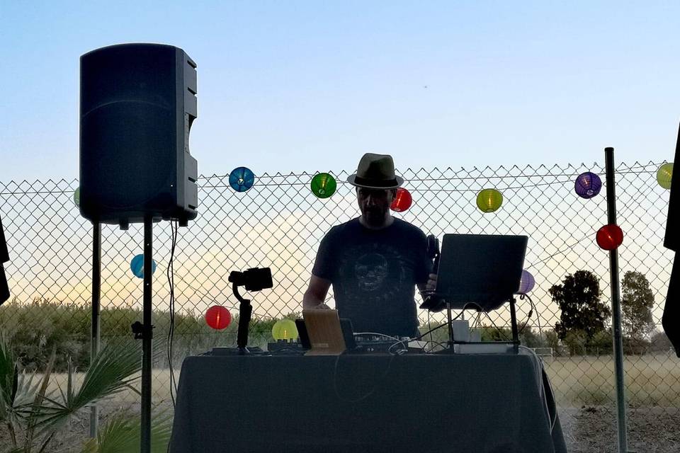 Emisión en RRSS con DJ set