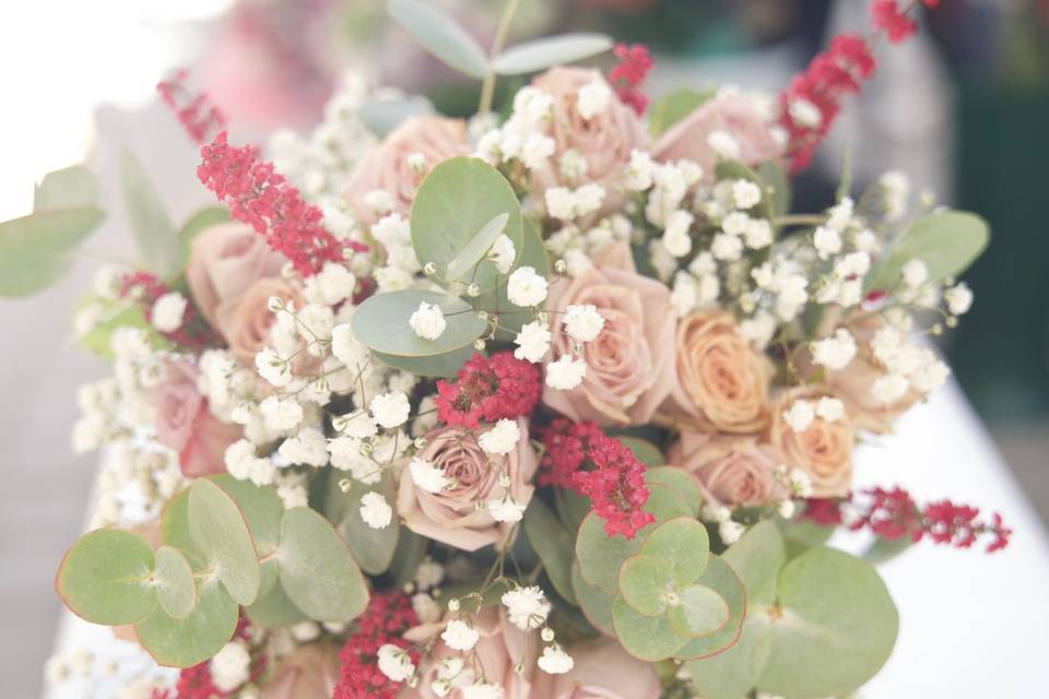 Rosas y eucalipto