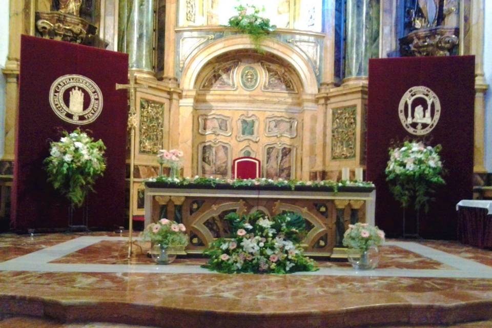 Decoración de altar de iglesia