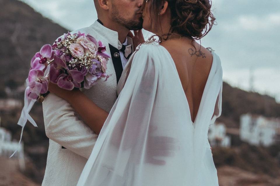 Beso romántico en la playa