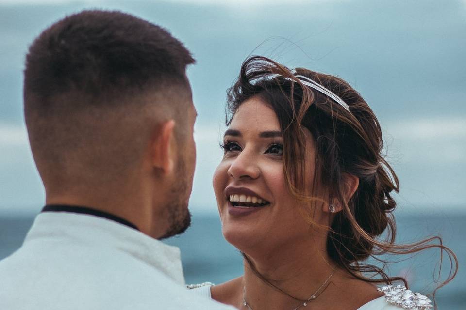 Pareja mirándose en la playa