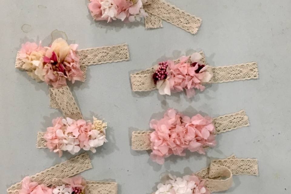 Pulseras de flores preservadas