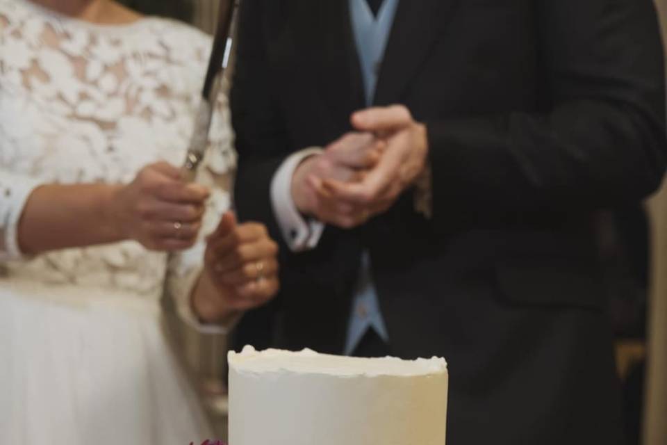 Tarta blanca con flores